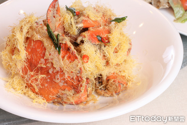▲珍宝海鲜登台带来招牌活蟹十大料理。（图／记者黄士原摄）