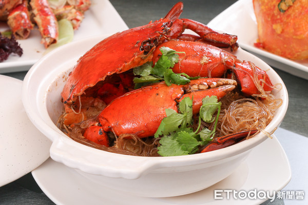 ▲珍宝海鲜登台带来招牌活蟹十大料理。（图／记者黄士原摄）