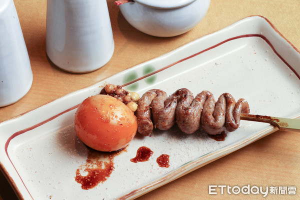 ▲鸟哲烧物专门店,灯笼,串烧。(图/记者黄士原摄)