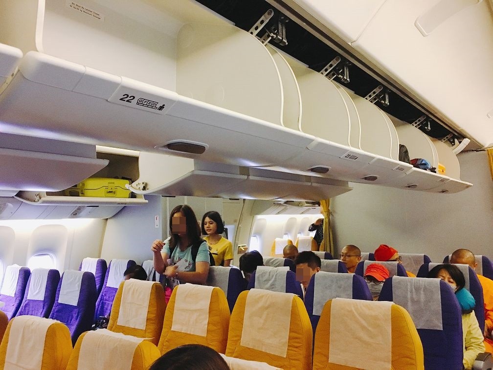 酷鸟航空，旅客，机舱，机上座椅，机舱座椅，飞机上的座椅，行李柜，行李置物柜，头顶置物柜，飞机行李置物柜，飞机行李置物箱。（图／记者蔡玟君摄）