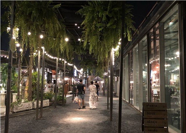 ▲泰国曼谷ChangChui 飞机夜市。(图/网友ot_oschen提供,请勿随意翻拍,以免侵权)