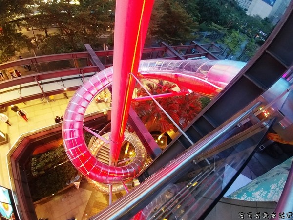 ▲台北信义新光三越 16米高立体螺旋滑梯。(图/海霸威食游影记提供,请勿任意翻摄以免侵权)
