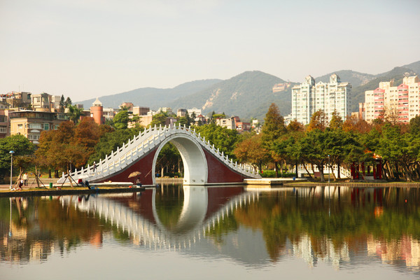 ▲台北捷运大湖公园站,锦带桥、歇脚椅、绿地。(图/翻摄自台北市政府观光传播局)