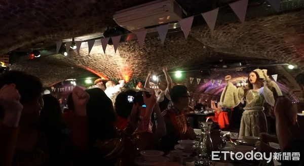 ▲英国伦敦中世纪宴会主题餐厅The Medieval Banquet。(图/记者赖文萱摄)