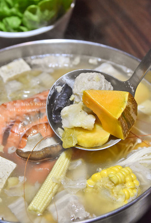 台中 黄金张老瓮东北酸菜白肉锅。(图/Nini and Blue 玩乐食记提供)