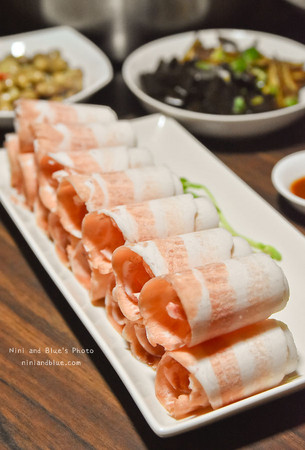台中 黄金张老瓮东北酸菜白肉锅。(图/Nini and Blue 玩乐食记提供)