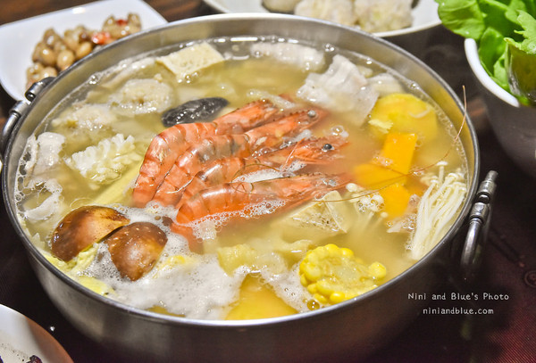 台中 黄金张老瓮东北酸菜白肉锅。(图/Nini and Blue 玩乐食记提供)