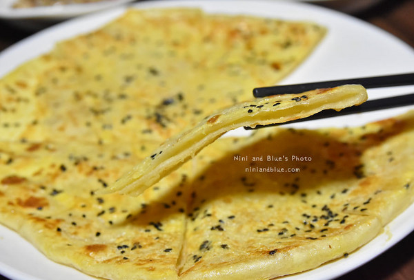 台中 黄金张老瓮东北酸菜白肉锅。(图/Nini and Blue 玩乐食记提供)