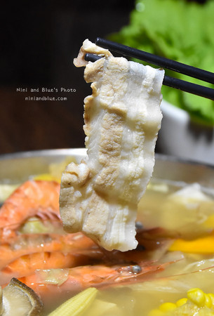 台中 黄金张老瓮东北酸菜白肉锅。(图/Nini and Blue 玩乐食记提供)