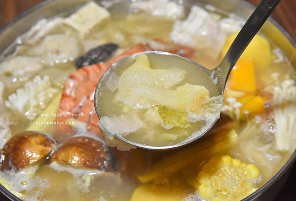台中 黄金张老瓮东北酸菜白肉锅。(图/Nini and Blue 玩乐食记提供)