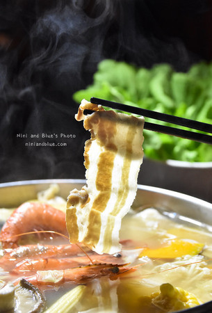 台中 黄金张老瓮东北酸菜白肉锅。(图/Nini and Blue 玩乐食记提供)