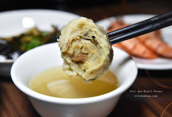 台中 黄金张老瓮东北酸菜白肉锅。(图/Nini and Blue 玩乐食记提供)