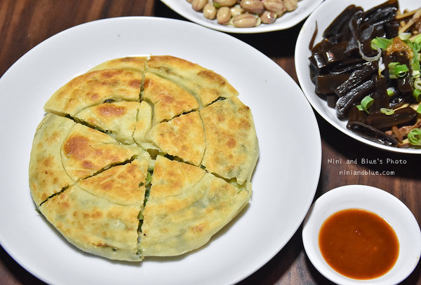 台中 黄金张老瓮东北酸菜白肉锅。(图/Nini and Blue 玩乐食记提供)