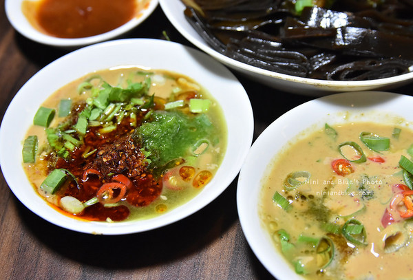 台中 黄金张老瓮东北酸菜白肉锅。(图/Nini and Blue 玩乐食记提供)
