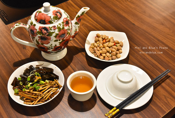 台中 黄金张老瓮东北酸菜白肉锅。(图/Nini and Blue 玩乐食记提供)