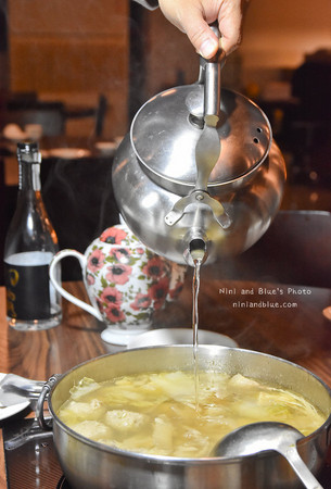 台中 黄金张老瓮东北酸菜白肉锅。(图/Nini and Blue 玩乐食记提供)