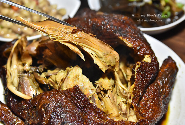 台中 黄金张老瓮东北酸菜白肉锅。(图/Nini and Blue 玩乐食记提供)