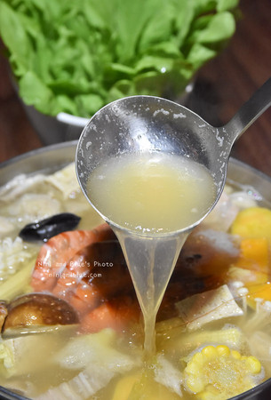 台中 黄金张老瓮东北酸菜白肉锅。(图/Nini and Blue 玩乐食记提供)