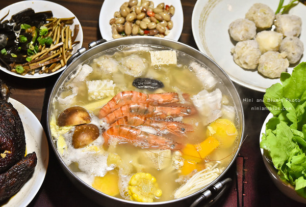 台中 黄金张老瓮东北酸菜白肉锅。(图/Nini and Blue 玩乐食记提供)