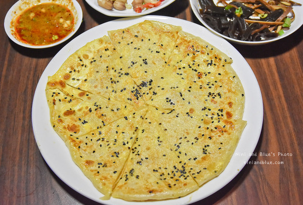 台中 黄金张老瓮东北酸菜白肉锅。(图/Nini and Blue 玩乐食记提供)