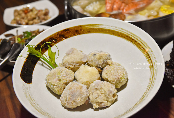 台中 黄金张老瓮东北酸菜白肉锅。(图/Nini and Blue 玩乐食记提供)