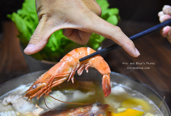 台中 黄金张老瓮东北酸菜白肉锅。(图/Nini and Blue 玩乐食记提供)