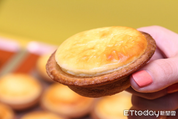 ▲Bake Cheese Tart起司塔慕丝内馅是用函馆、别海地区的日本起司，以及法国盐味起司，依比例将三种起司调配出来。(图／记者黄士原摄)