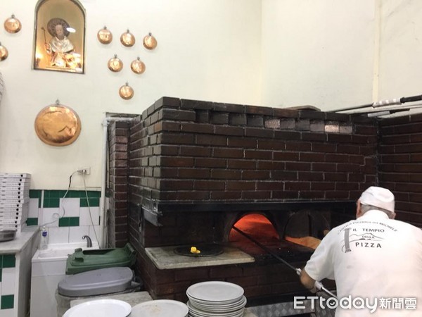 ▲%寄闷吕锏谝幻?izza店。一大早门口已经门庭若市,观光客和当地人都在排队。就像是意版的鼎泰丰,拿号码排、等了一个多小时才进得去。本店只有2种口味、饼皮Q弹、酱料美味、最重要是价格便宜,果然是CP值很高的国民美食!。(图/Cathy Yu授权提供)