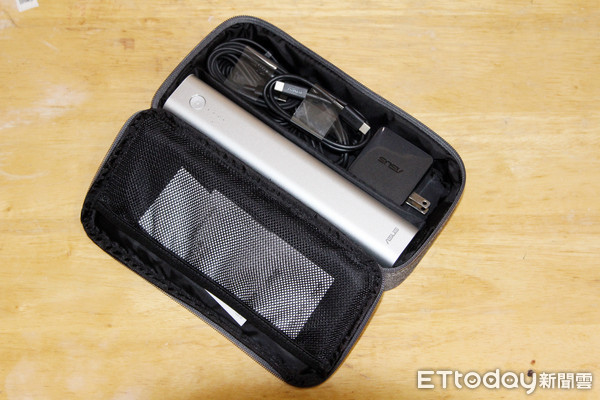 ▲旅人专用！可充笔电的ASUS ZenPower Max行动电源动手玩(图／记者洪圣壹摄)