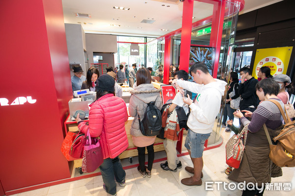 RAPL澎派令果海外首店开幕日 未营业就吸引近百人排队。(图/RAPL澎派令果提供)
