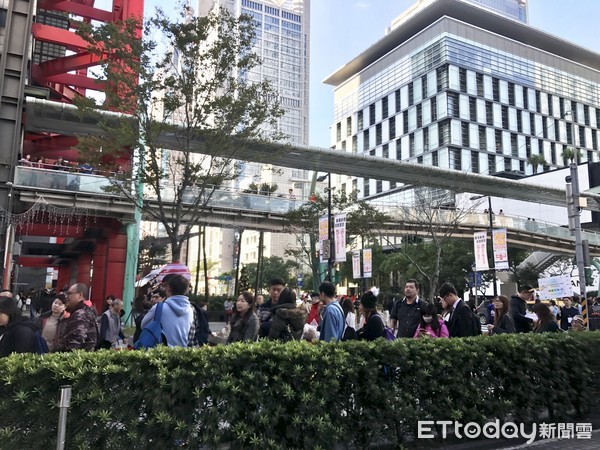 ▲华航在信义区微风松高广场前举行“2017华航圣诞梦幻棱镜 天天现场抽机票”活动。(图/记者赖文萱摄)