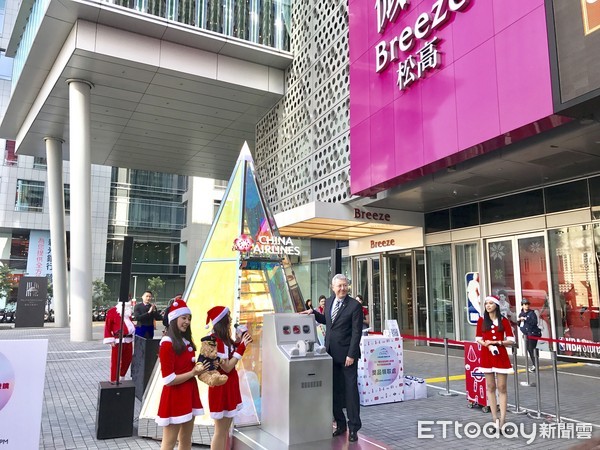 ▲华航在信义区微风松高广场前举行“2017华航圣诞梦幻棱镜 天天现场抽机票”活动。(图/记者赖文萱摄)