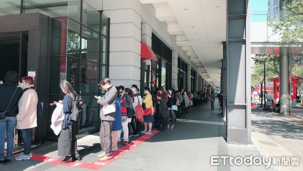 RAPL澎派令果海外首店开幕日 未营业就吸引近百人排队。(图/RAPL澎派令果提供)