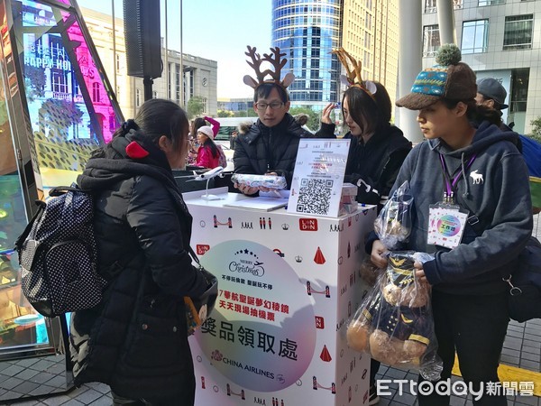 ▲华航在信义区微风松高广场前举行“2017华航圣诞梦幻棱镜 天天现场抽机票”活动。(图/记者赖文萱摄)