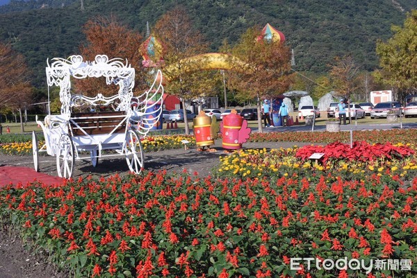 花莲市国福花海正式对外开放,五十多个家庭参加种植花草DIY。国福花海今年有别以往,增加了灌木丛植栽的福字迷宫,花海与迷宫总计有七万多株的花草,欢迎大家来赏花走迷宫,一整年都会幸福满满。(图/花莲市公所提供)