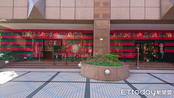 ▲一兰拉面外面排队,与没排队(图/记者黄士原摄)