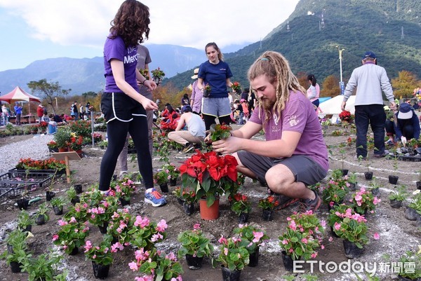 花莲市国福花海正式对外开放,五十多个家庭参加种植花草DIY。国福花海今年有别以往,增加了灌木丛植栽的福字迷宫,花海与迷宫总计有七万多株的花草,欢迎大家来赏花走迷宫,一整年都会幸福满满。(图/花莲市公所提供)