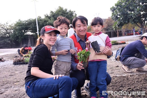 花莲市国福花海正式对外开放,五十多个家庭参加种植花草DIY。国福花海今年有别以往,增加了灌木丛植栽的福字迷宫,花海与迷宫总计有七万多株的花草,欢迎大家来赏花走迷宫,一整年都会幸福满满。(图/花莲市公所提供)