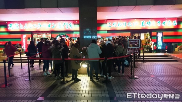 ▲一兰拉面外面排队,与没排队(图/记者黄士原摄)