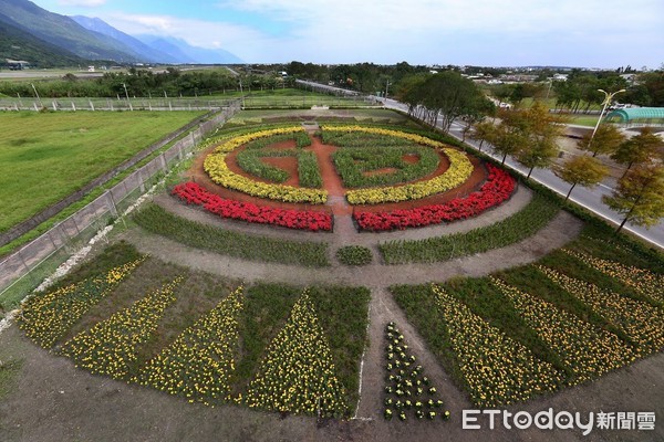 花莲市国福花海正式对外开放,五十多个家庭参加种植花草DIY。国福花海今年有别以往,增加了灌木丛植栽的福字迷宫,花海与迷宫总计有七万多株的花草,欢迎大家来赏花走迷宫,一整年都会幸福满满。(图/花莲市公所提供)
