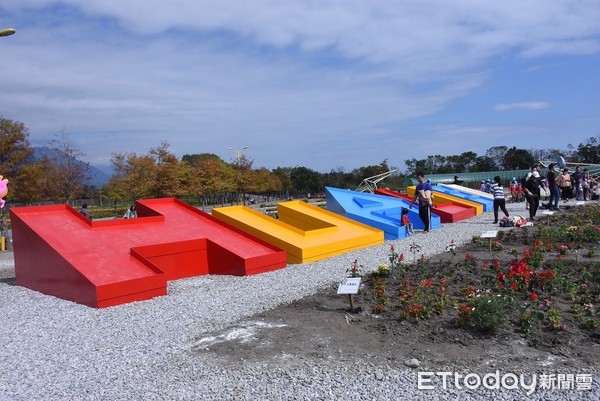 花莲市国福花海正式对外开放,五十多个家庭参加种植花草DIY。国福花海今年有别以往,增加了灌木丛植栽的福字迷宫,花海与迷宫总计有七万多株的花草,欢迎大家来赏花走迷宫,一整年都会幸福满满。(图/花莲市公所提供)