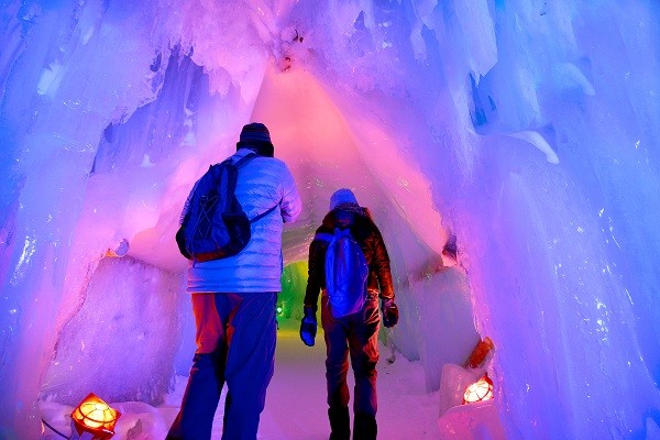 ▲冬游日本乐冰氛!东北海道层云峡搭巴士好自游。(图/喜鸿假期、shutterstock.com)