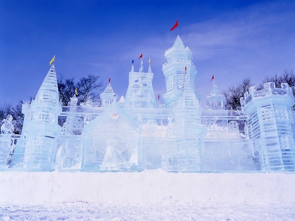 ▲冬游日本乐冰氛!东北海道层云峡搭巴士好自游。(图/喜鸿假期、shutterstock.com)