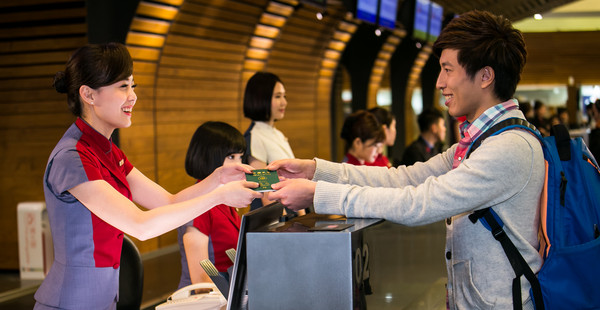 ▲%贾谢?娇宅华航,华航地勤,出国,桃园机场,出国旅客。(图/华航提供)