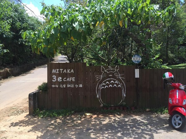 MITAKA 3e CAFE入口处，可看见可爱龙猫。（图／取自MITAKA 3e CAFE粉丝专页）