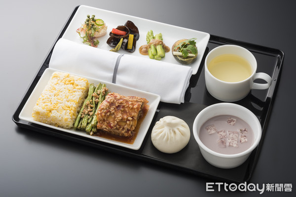 台北晶华酒店与ANA再度合作,把曾经获得台北国际牛肉面节冠军的清炖牛肉面、红烧牛肉面以及酒店内知名川粤料理送上飞机上。(图/台北晶华提供)