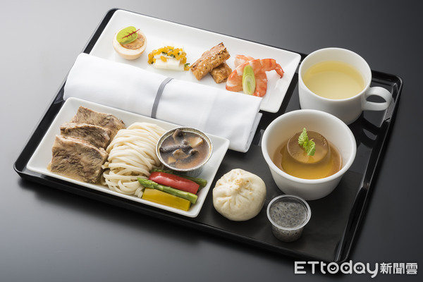 台北晶华酒店与ANA再度合作,把曾经获得台北国际牛肉面节冠军的清炖牛肉面、红烧牛肉面以及酒店内知名川粤料理送上飞机上。(图/台北晶华提供)