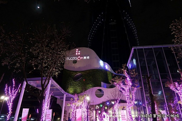 ▲竹北首座“6+Plaza购物广场”试营运!粉红灯廊超浪漫。(图/ㄚ绫绫单眼皮大眼睛提供)