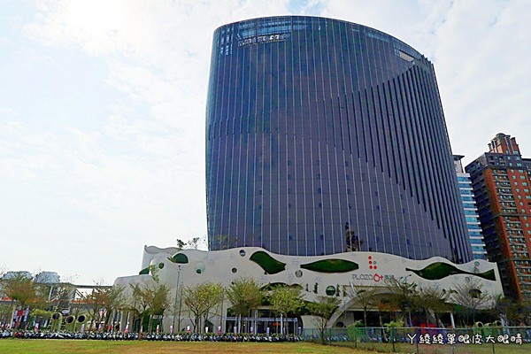 ▲竹北首座“6+Plaza购物广场”试营运!粉红灯廊超浪漫。(图/ㄚ绫绫单眼皮大眼睛提供)