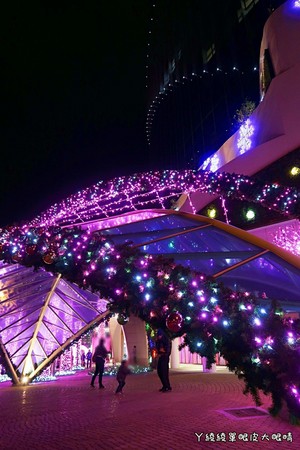 ▲竹北首座“6+Plaza购物广场”试营运!粉红灯廊超浪漫。(图/ㄚ绫绫单眼皮大眼睛提供)